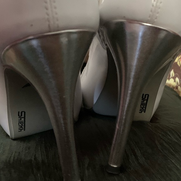Sexy Silver & White 4 1/2 in gently worn heels 10M - Picture 4 of 4